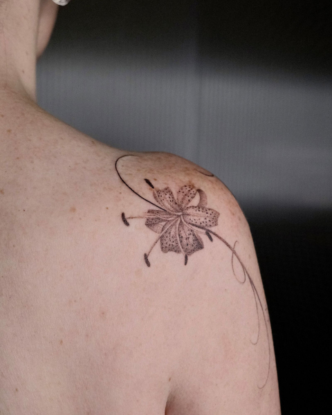 microrealism floral tattoo
